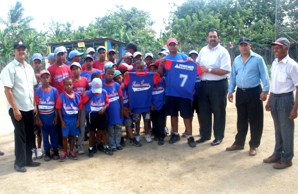 Lic. Ariel Vasquez entrega uniforme al equipo de Marino Taveras